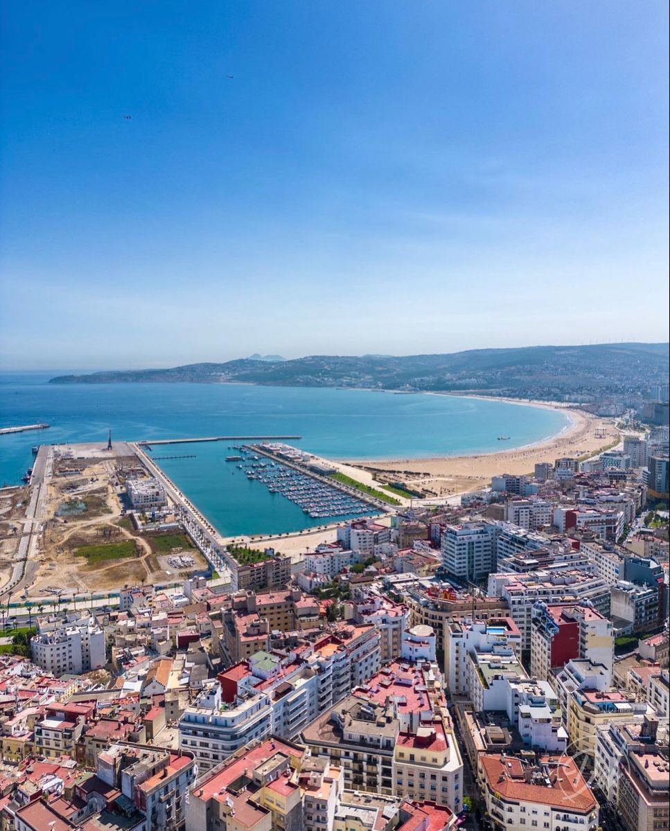 Vue aérienne de Tanger et sa baie